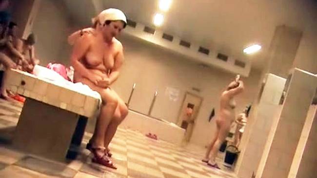 Обнаженных русских толстушек раздевают и снимают на фотокамеры в стиле ню